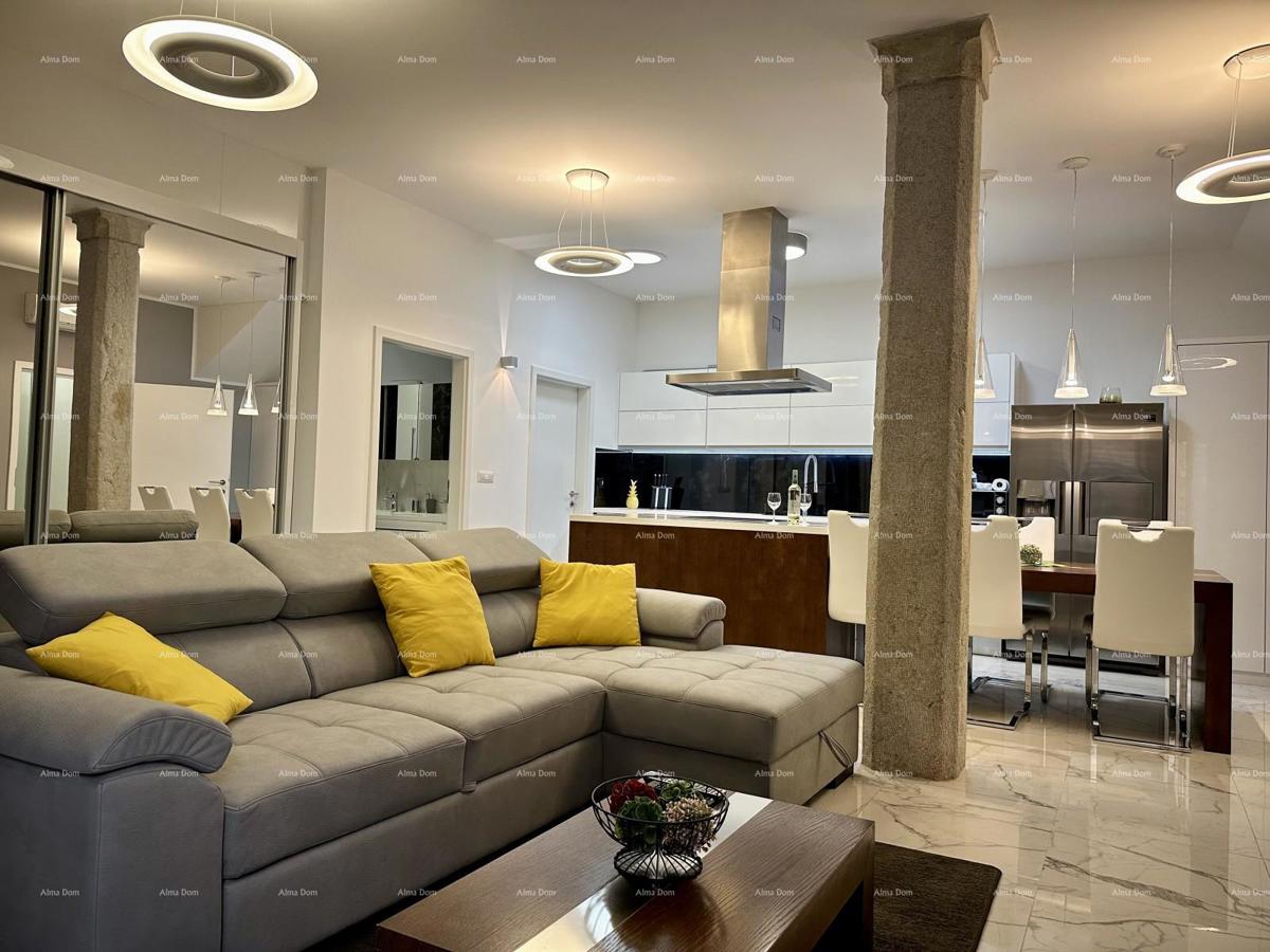 Čudovita hiša s tremi etažiranimi apartmaji v starem mestnem jedru Poreča!