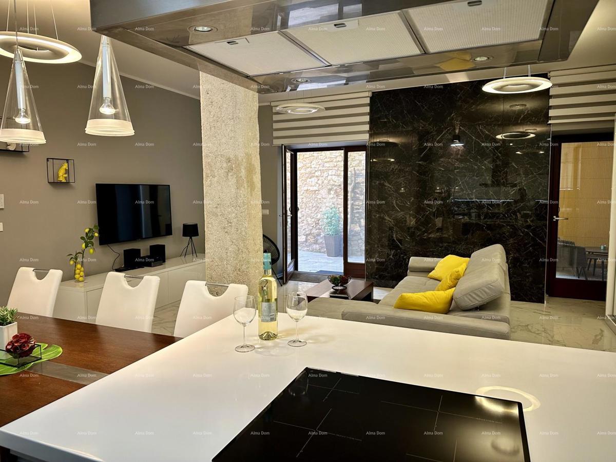 Čudovita hiša s tremi etažiranimi apartmaji v starem mestnem jedru Poreča!