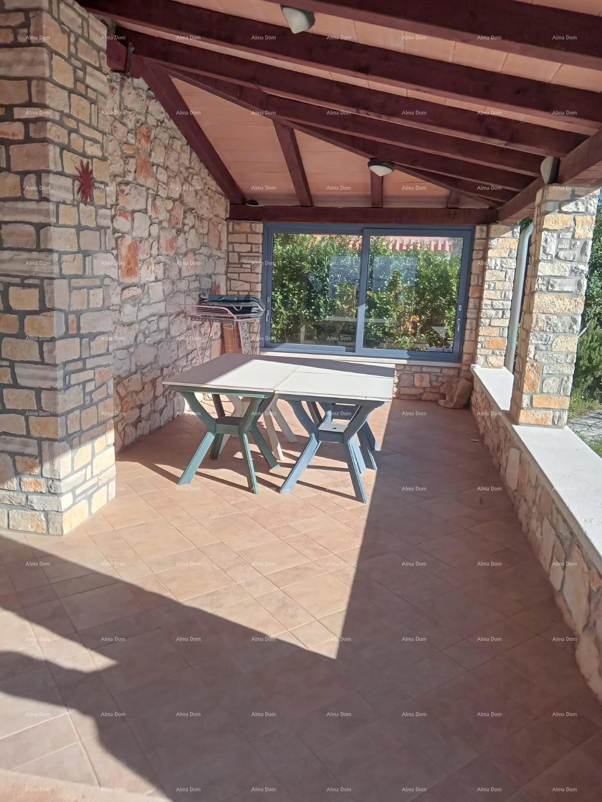 V bližini mesta Umag. Na prodaj hiša, 123,65 m² tik ob morju, le 10 metrov od vode.