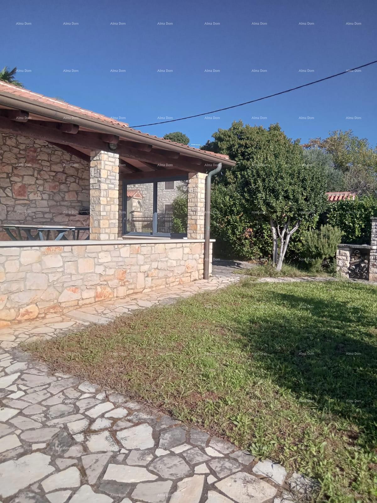 V bližini mesta Umag. Na prodaj hiša, 123,65 m² tik ob morju, le 10 metrov od vode.