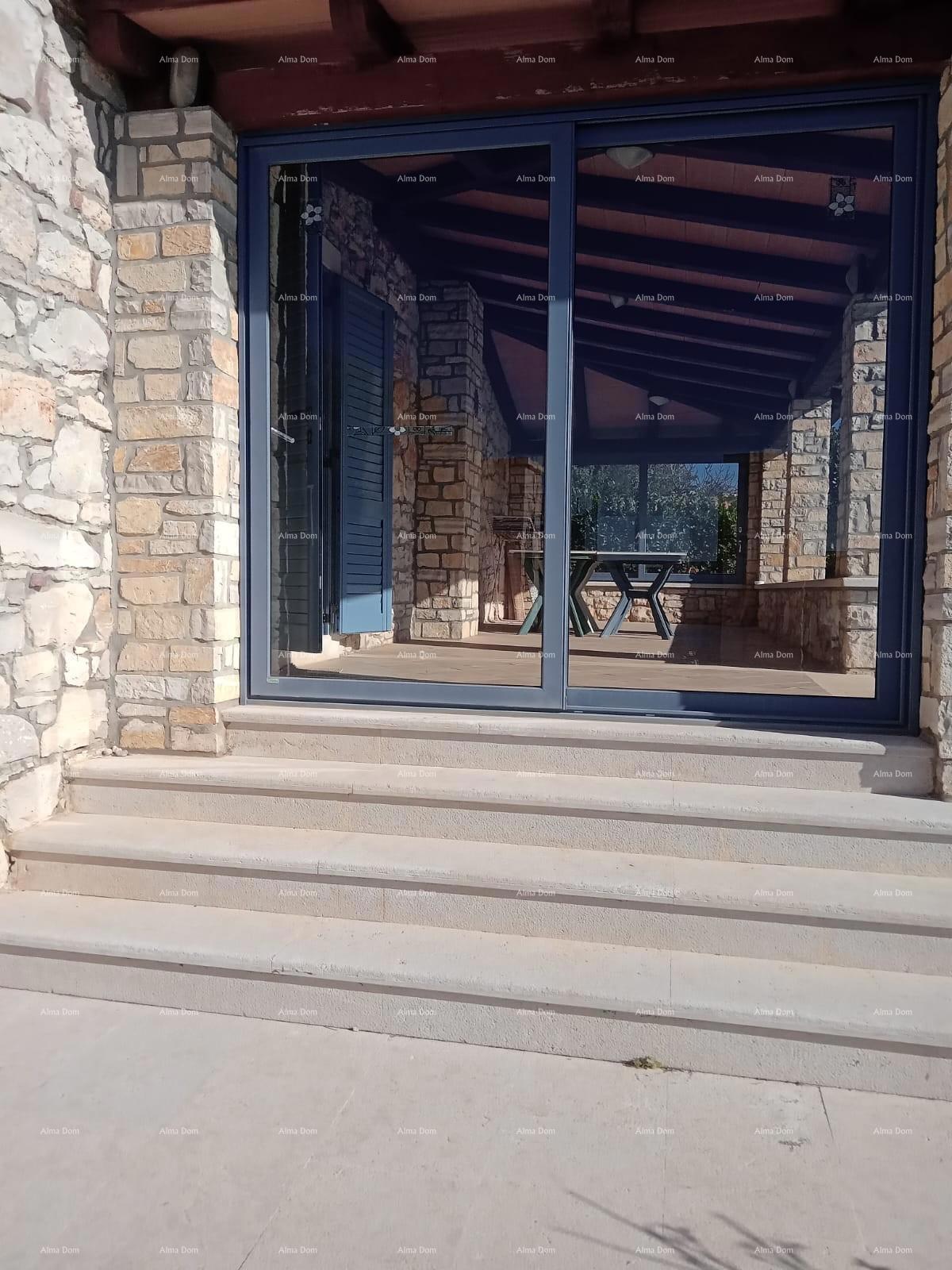 V bližini mesta Umag. Na prodaj hiša, 123,65 m² tik ob morju, le 10 metrov od vode.