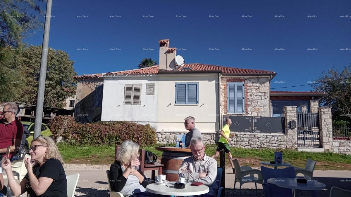 V bližini mesta Umag. Na prodaj hiša, 123,65 m² tik ob morju, le 10 metrov od vode.
