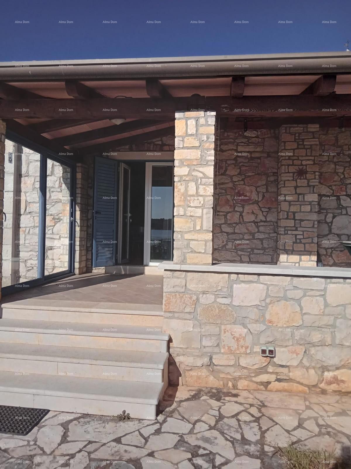 V bližini mesta Umag. Na prodaj hiša, 123,65 m² tik ob morju, le 10 metrov od vode.