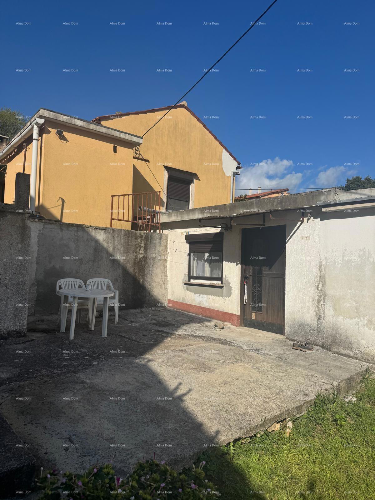 Prodaja hiše v širšem centru s pomožno zgradbo, Pula!