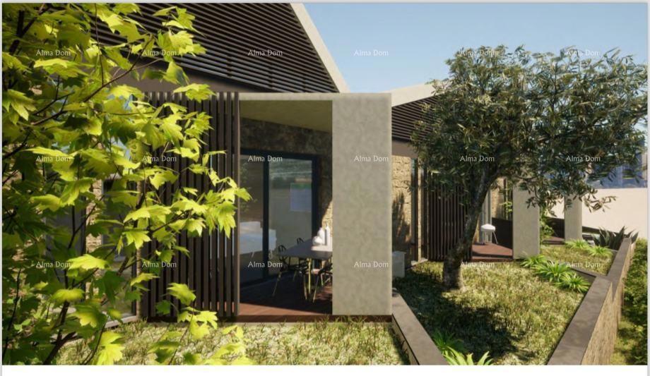 Prodaja se gradbeno zemljišče z ruševno hišico v Labinu, s pogledom na morje in projektom.