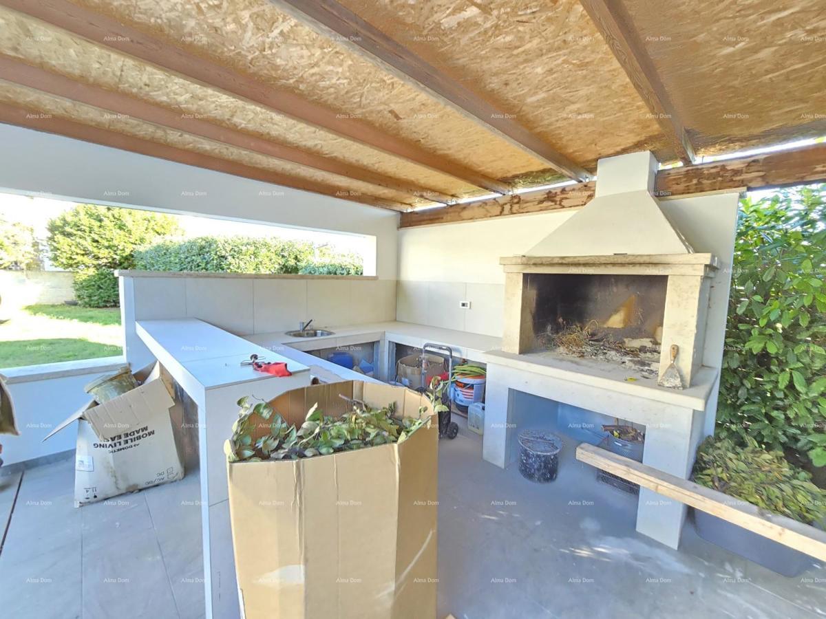 Moderna hiša s bazenom v Puli, blizu centra!