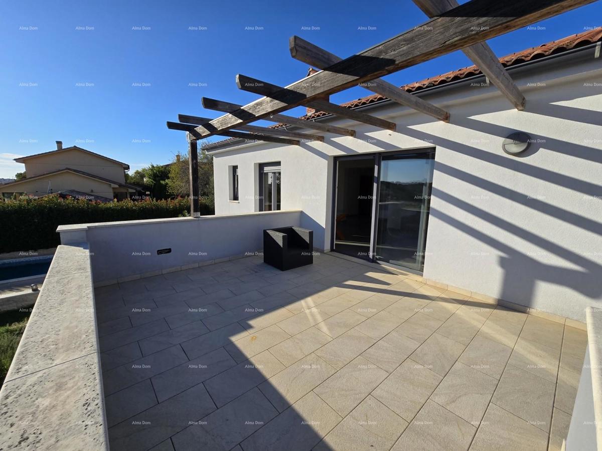 Moderna hiša s bazenom v Puli, blizu centra!