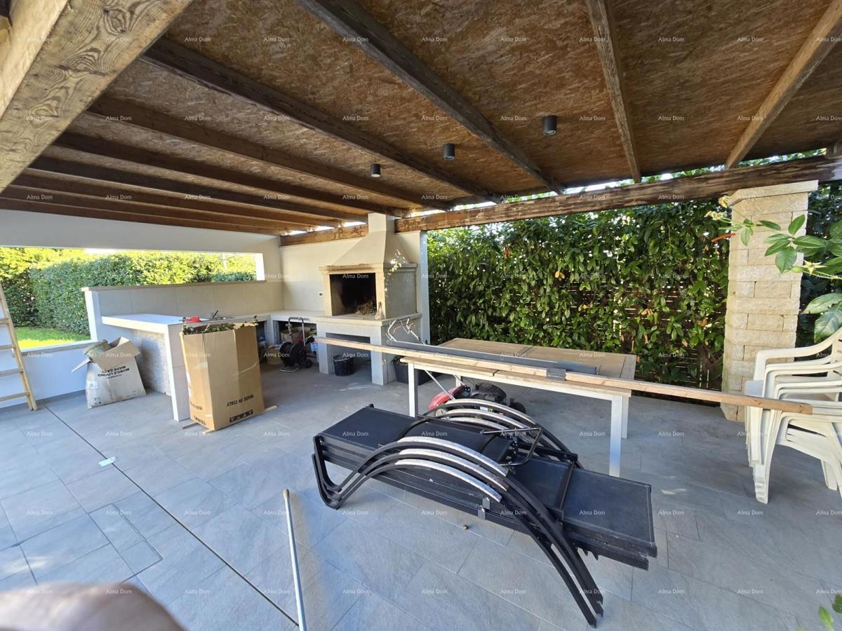 Moderna hiša s bazenom v Puli, blizu centra!