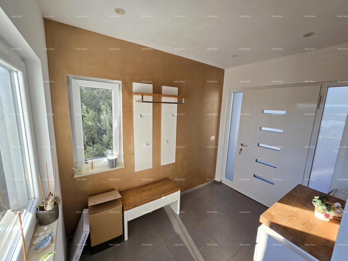 Moderna hiša s bazenom v Puli, blizu centra!