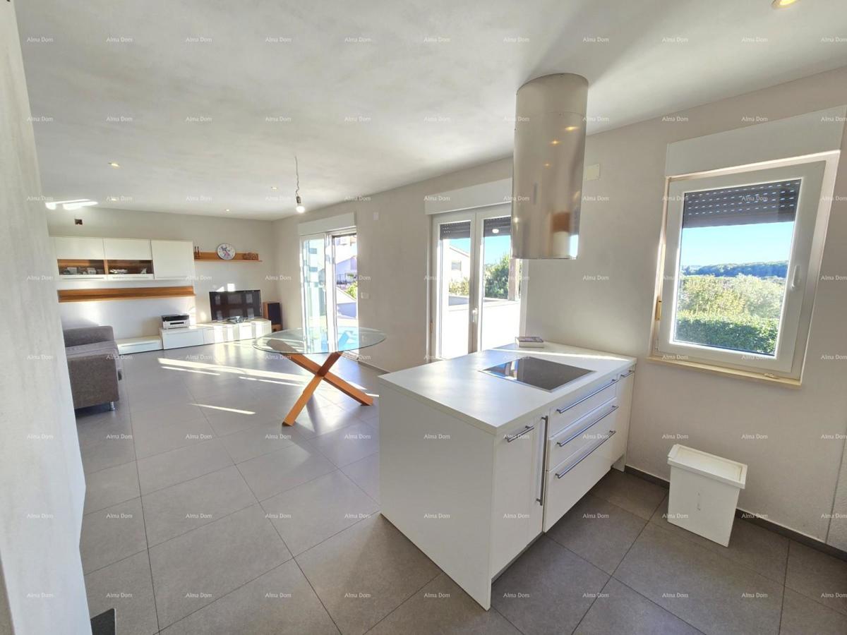 Moderna hiša s bazenom v Puli, blizu centra!