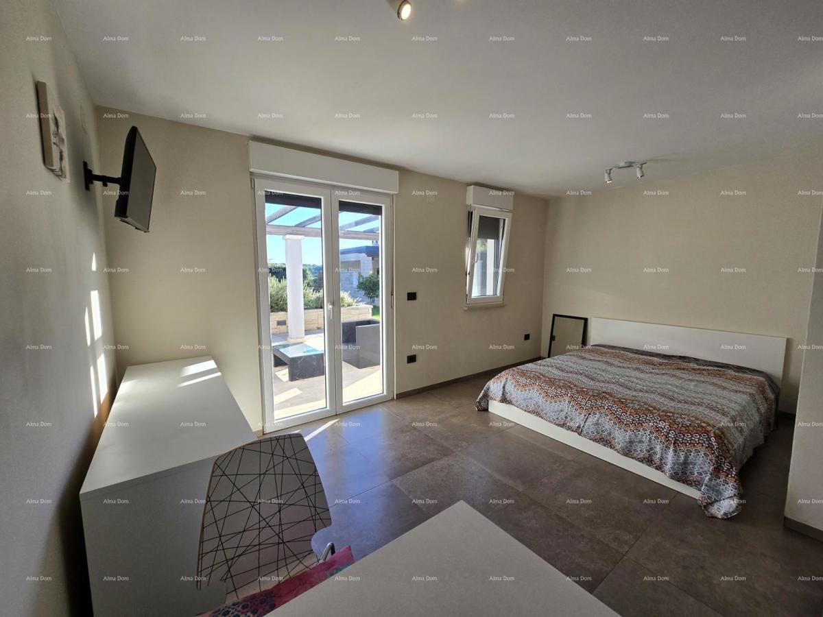 Moderna hiša s bazenom v Puli, blizu centra!