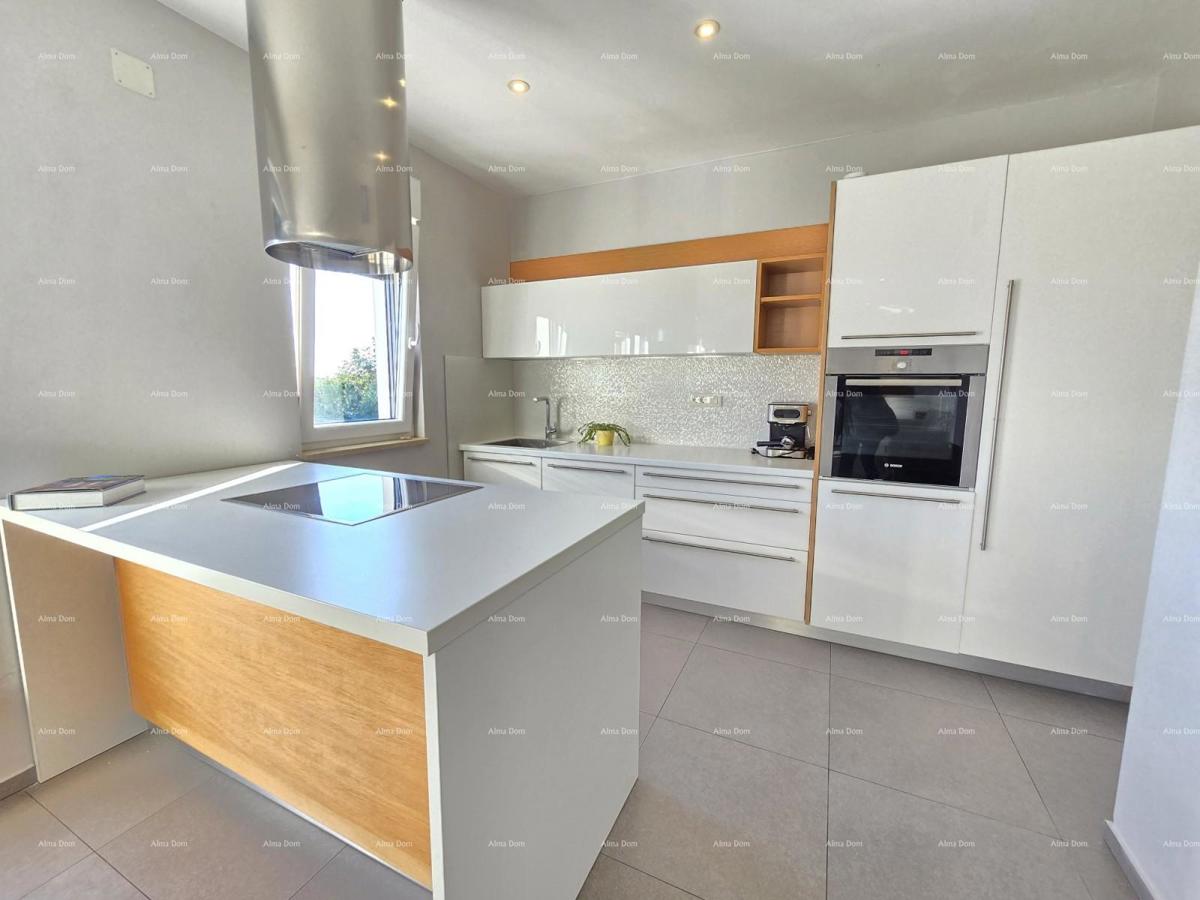 Moderna hiša s bazenom v Puli, blizu centra!