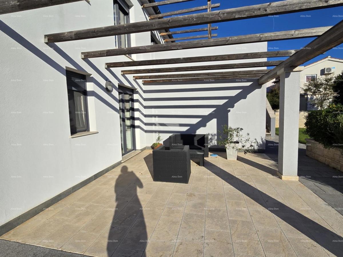 Moderna hiša s bazenom v Puli, blizu centra!