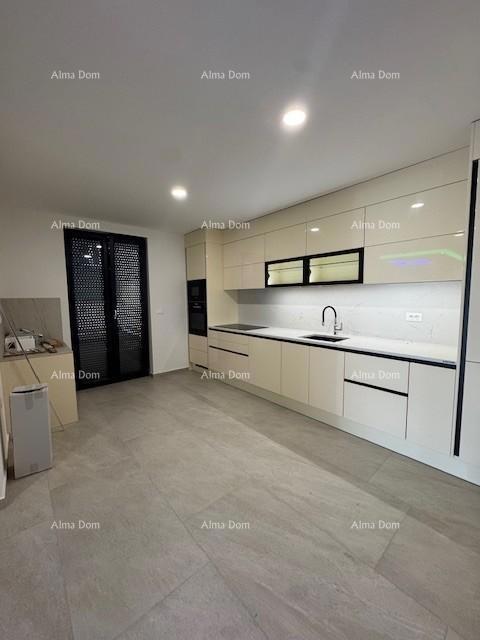 Nova zgrada s 2 stana, bazenom in pogledom na morje. Medulin!