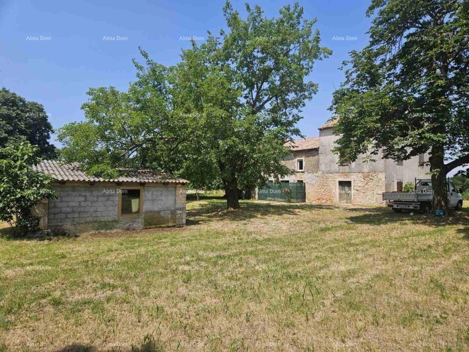 VIŠNJAN, KOMPLEKS S TREMI KAMENIM HIŠAMI IN VELIKIM ZEMLJIŠČEM