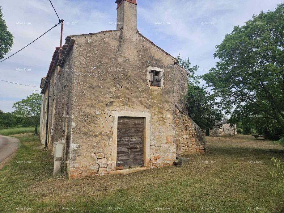 VIŠNJAN, KOMPLEKS S TREMI KAMENIM HIŠAMI IN VELIKIM ZEMLJIŠČEM