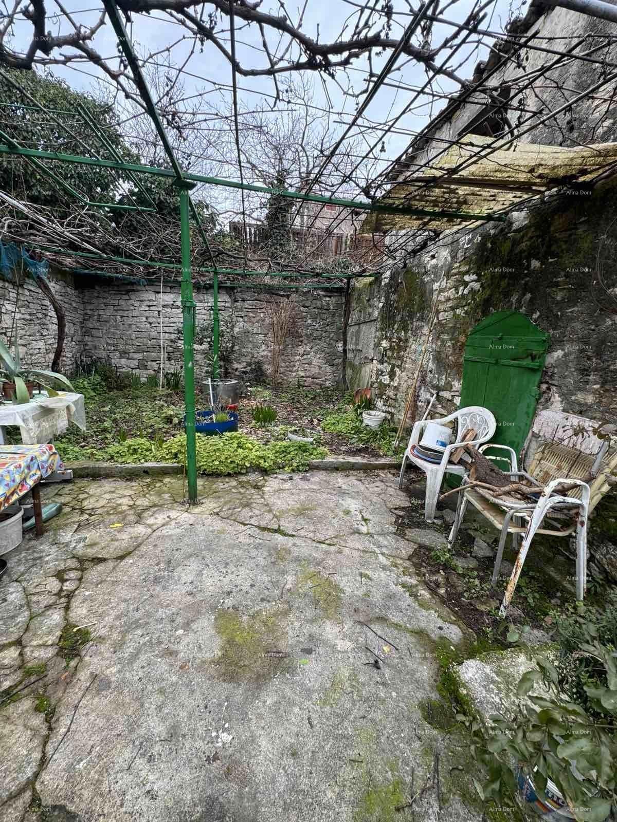 Prodamo hišo z dvoriščem v neposredni bližini centra, Buje!