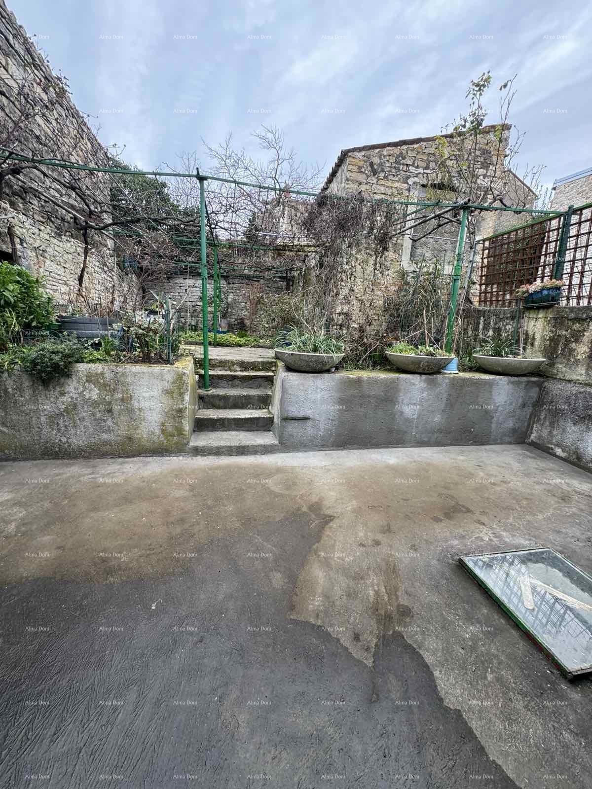 Prodamo hišo z dvoriščem v neposredni bližini centra, Buje!