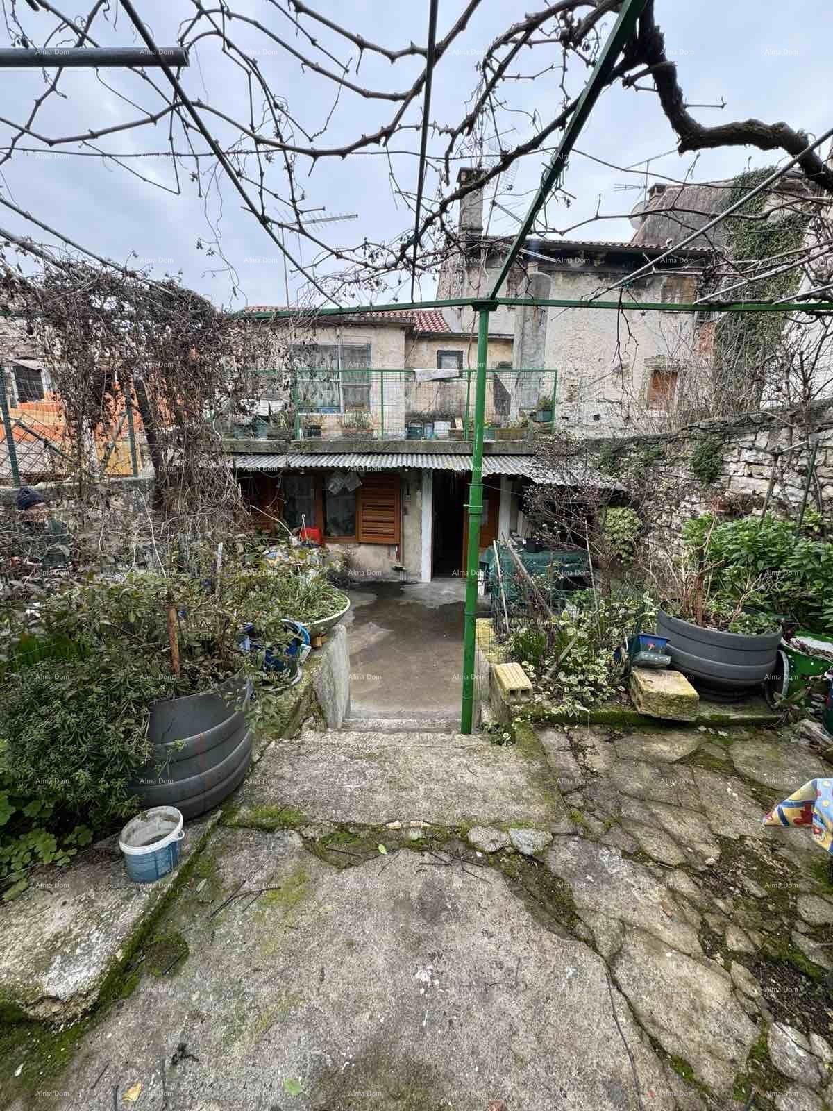 Prodamo hišo z dvoriščem v neposredni bližini centra, Buje!