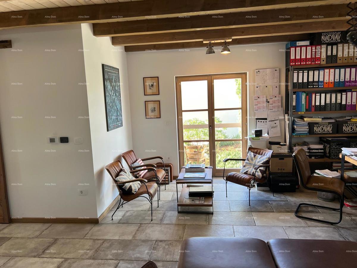 Prekrasna rustikalna hiša s bazenom in manjšim objektom