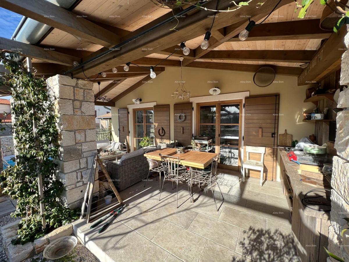 Prekrasna rustikalna hiša s bazenom in manjšim objektom