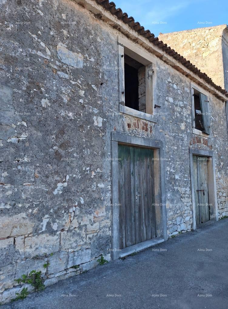 Na prodaju: Avtentična kamnita hiša s dvoriščem – Vodnjan.