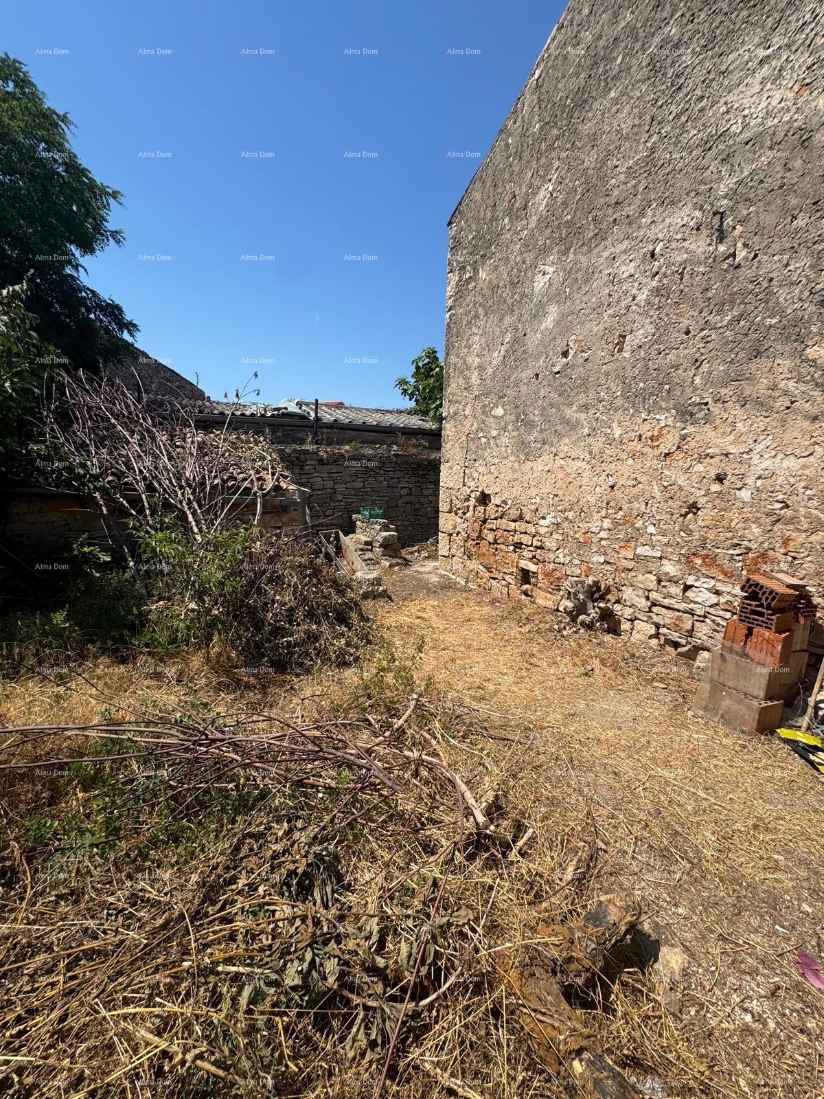 Na prodaju: Avtentična kamnita hiša s dvoriščem – Vodnjan.