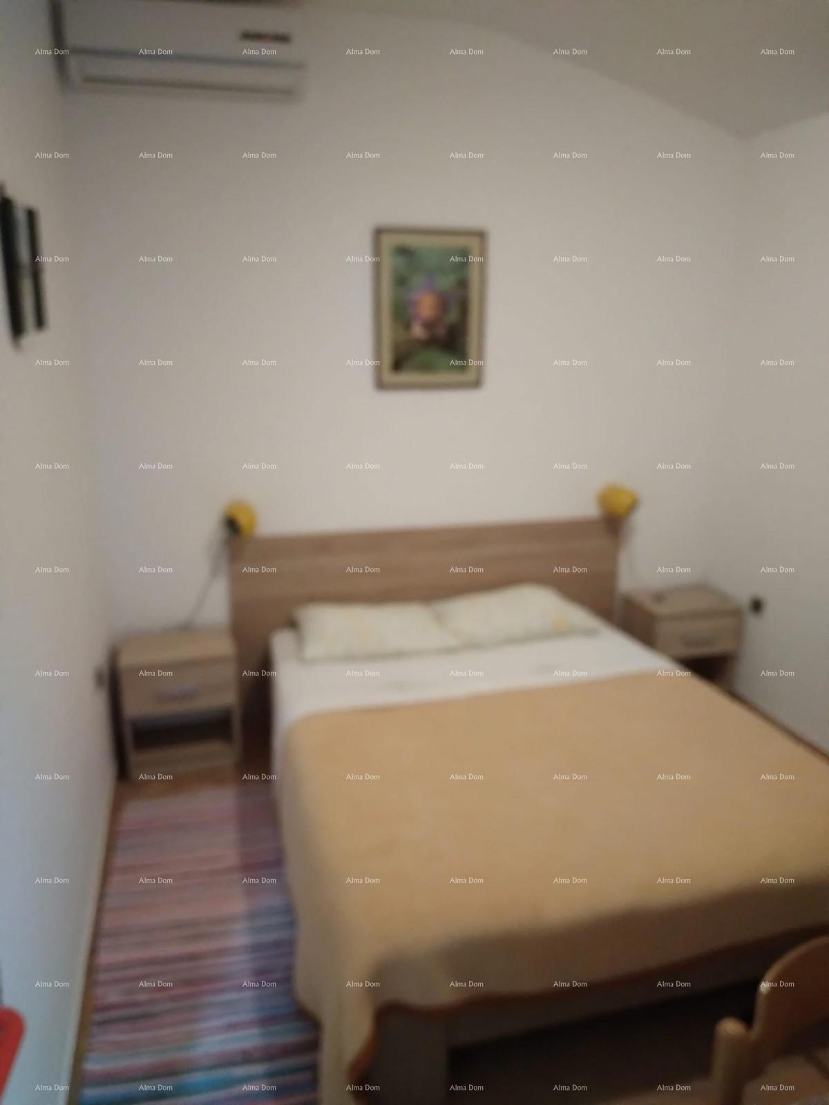 Rovinj – pritličje s bazenom in veliko parcelo (68 m²)