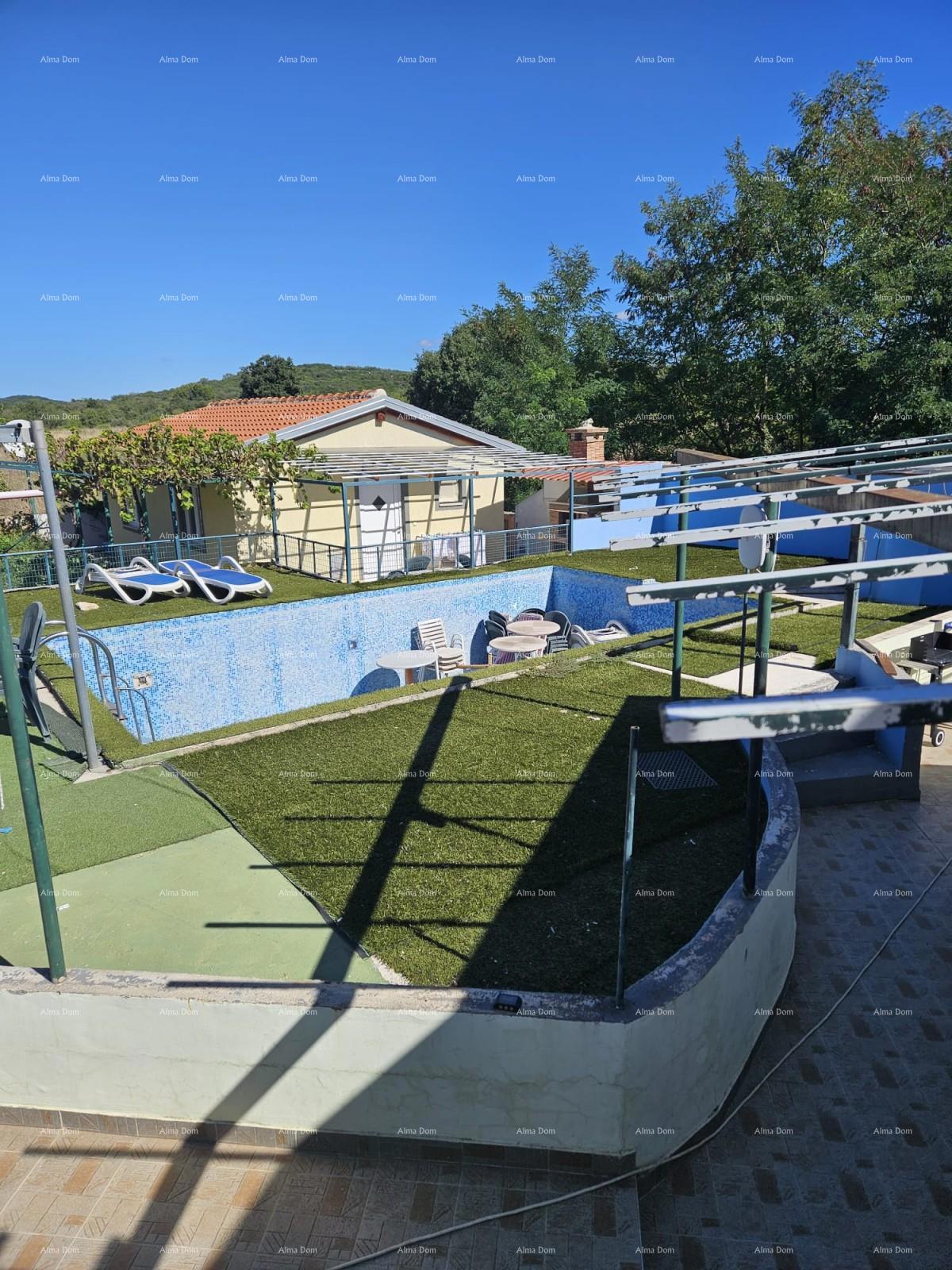 Rovinj – pritličje s bazenom in veliko parcelo (68 m²)