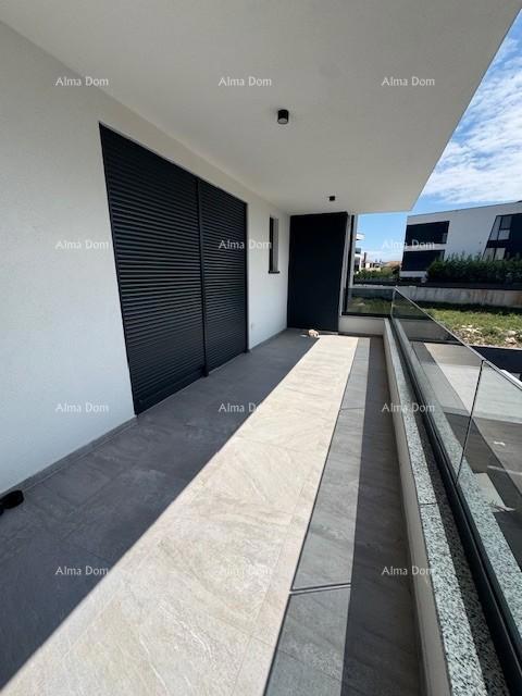 Namješten stan s 4 spalnice, vrtom in bazenom, 350 m od morja