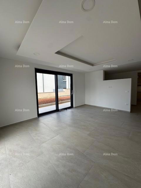 Namješten stan s 4 spalnice, vrtom in bazenom, 350 m od morja