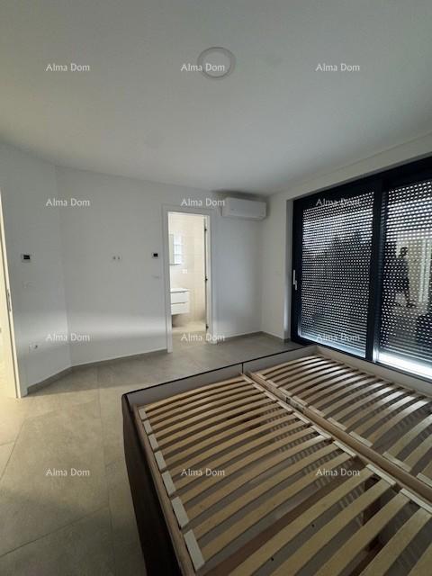 Namješten stan s 4 spalnice, vrtom in bazenom, 350 m od morja