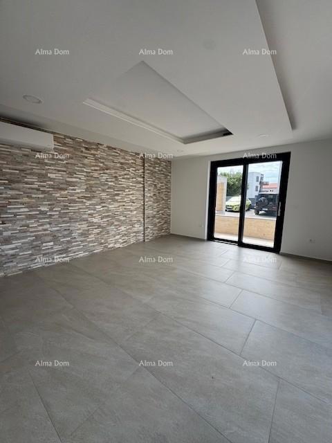 Namješten stan s 4 spalnice, vrtom in bazenom, 350 m od morja