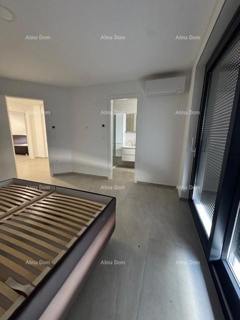 Namješten stan s 4 spalnice, vrtom in bazenom, 350 m od morja