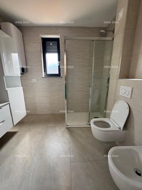 Namješten stan s 4 spalnice, vrtom in bazenom, 350 m od morja