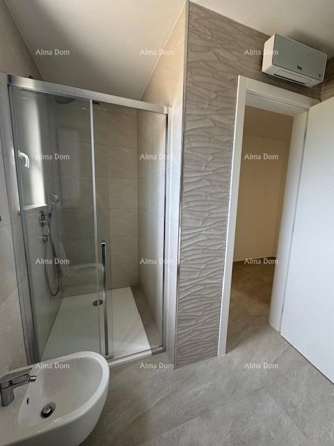 Namješten stan s 4 spalnice, vrtom in bazenom, 350 m od morja