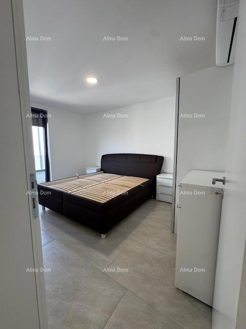 Namješten stan s 4 spalnice, vrtom in bazenom, 350 m od morja