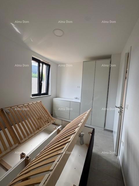 Namješten stan s 4 spalnice, vrtom in bazenom, 350 m od morja