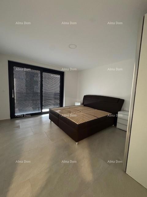 Namješten stan s 4 spalnice, vrtom in bazenom, 350 m od morja