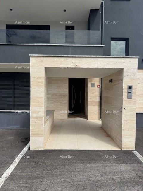 Namješten stan s 4 spalnice, vrtom in bazenom, 350 m od morja