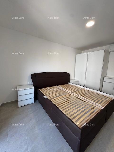 Namješten stan s 4 spalnice, vrtom in bazenom, 350 m od morja