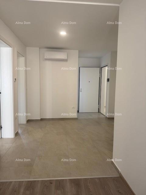 Namješten stan s 4 spalnice, vrtom in bazenom, 350 m od morja