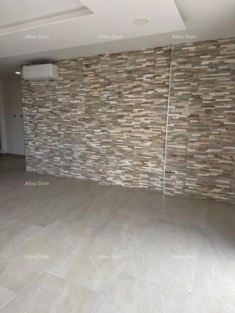 Namješten stan s 4 spalnice, vrtom in bazenom, 350 m od morja