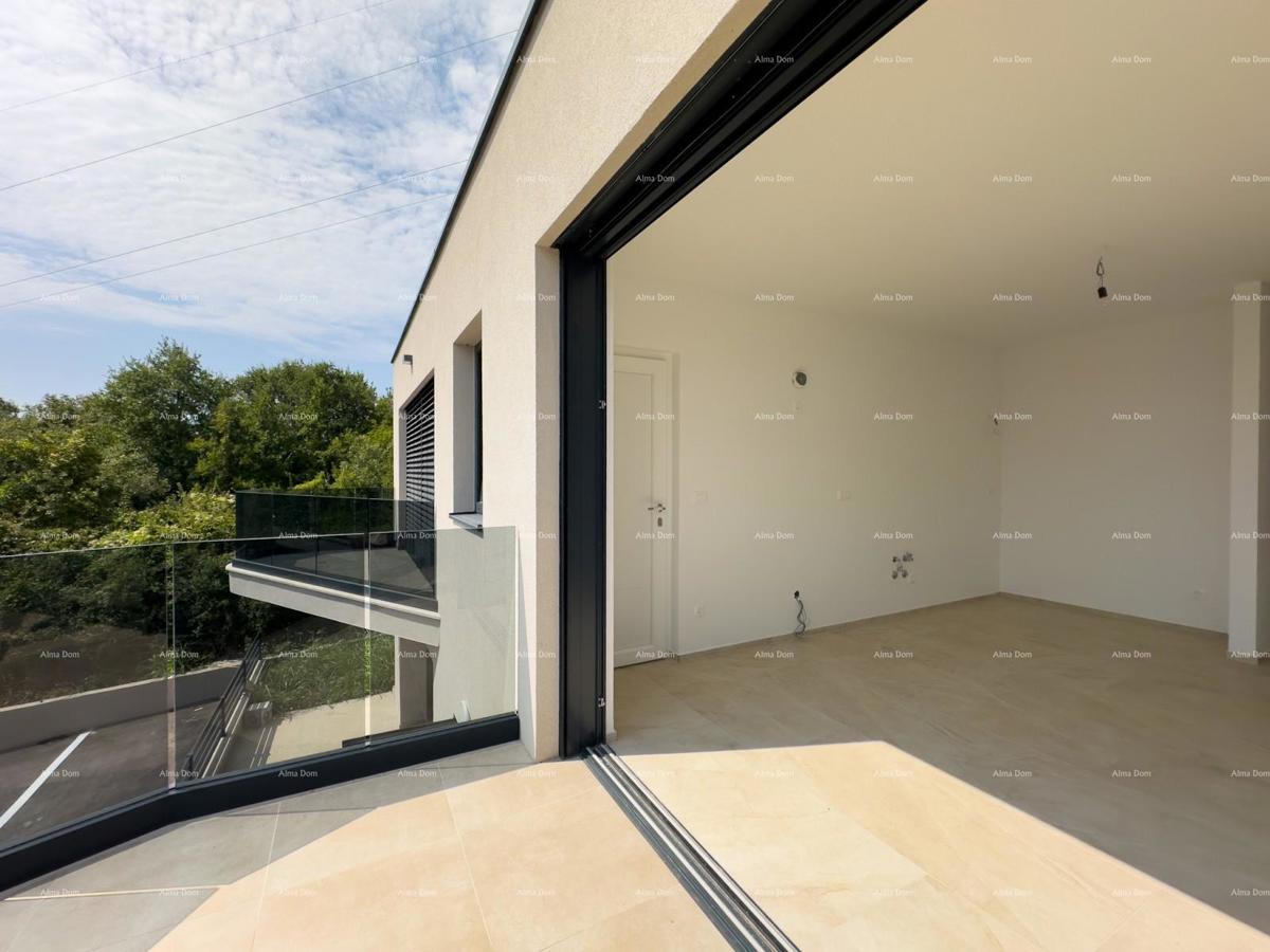 Prodajemo stan z veliko strešno teraso!