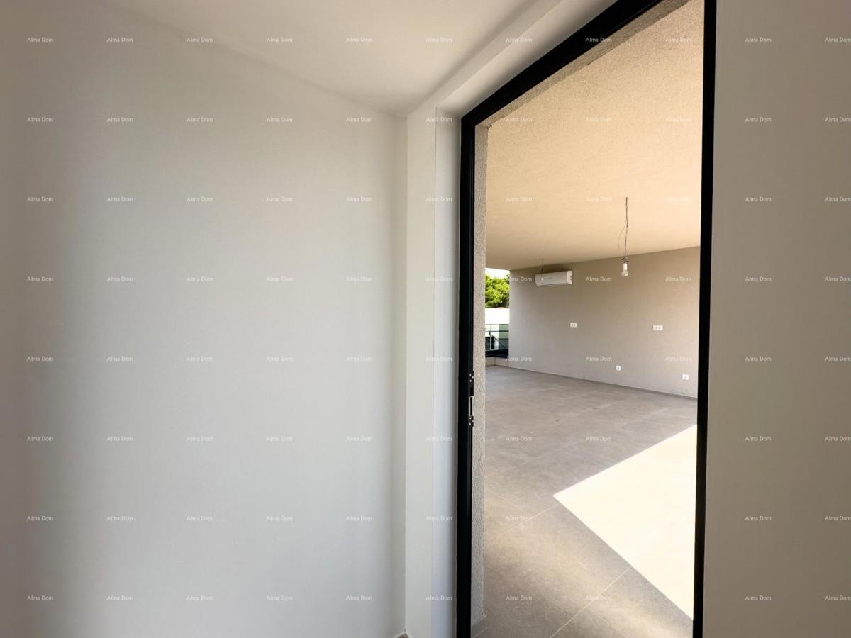 Prodajemo stan z veliko strešno teraso!