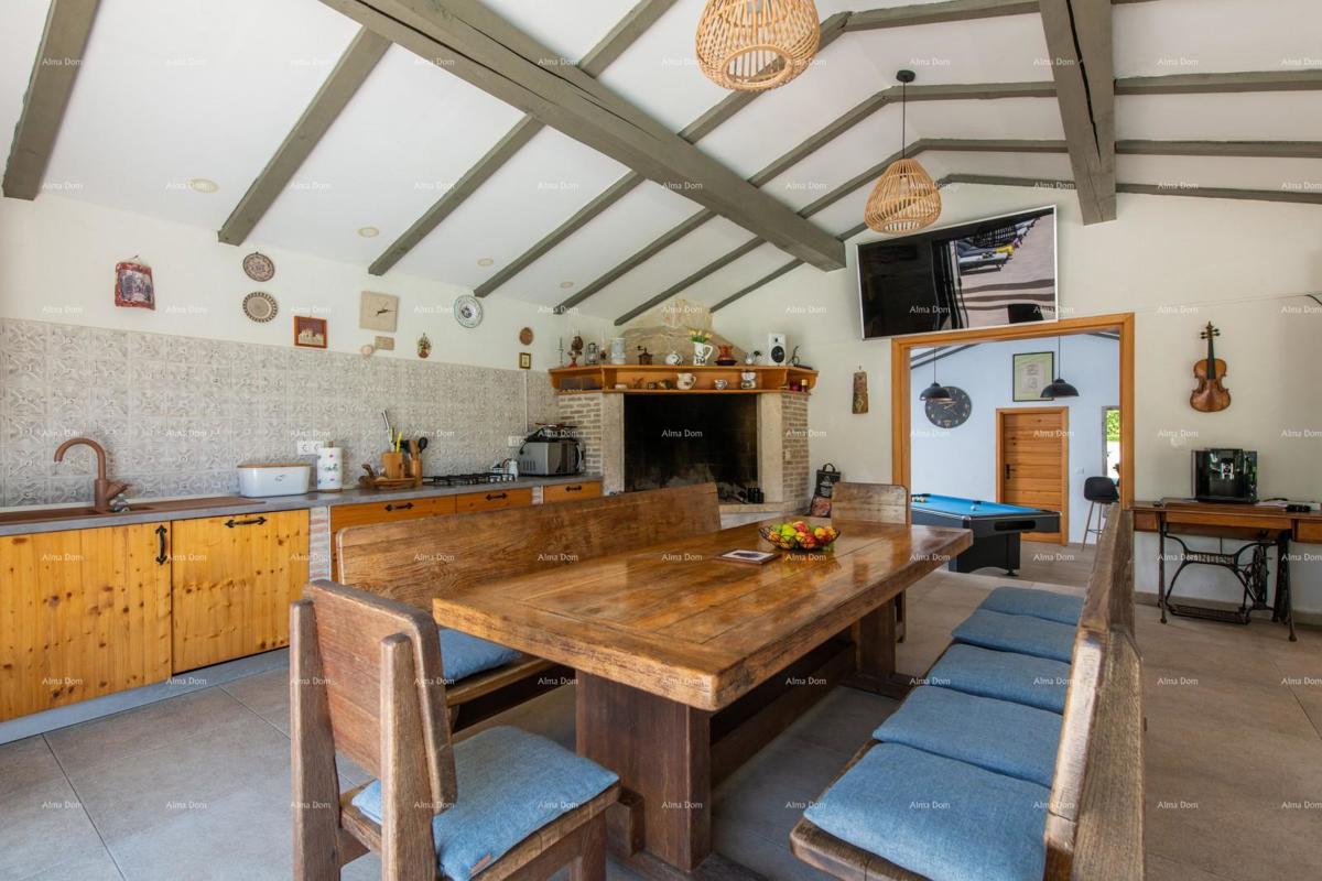 Prodaja - luksuzna vila s bazenom i dodatnim objektom, na prostrani parceli, Ližnjan!