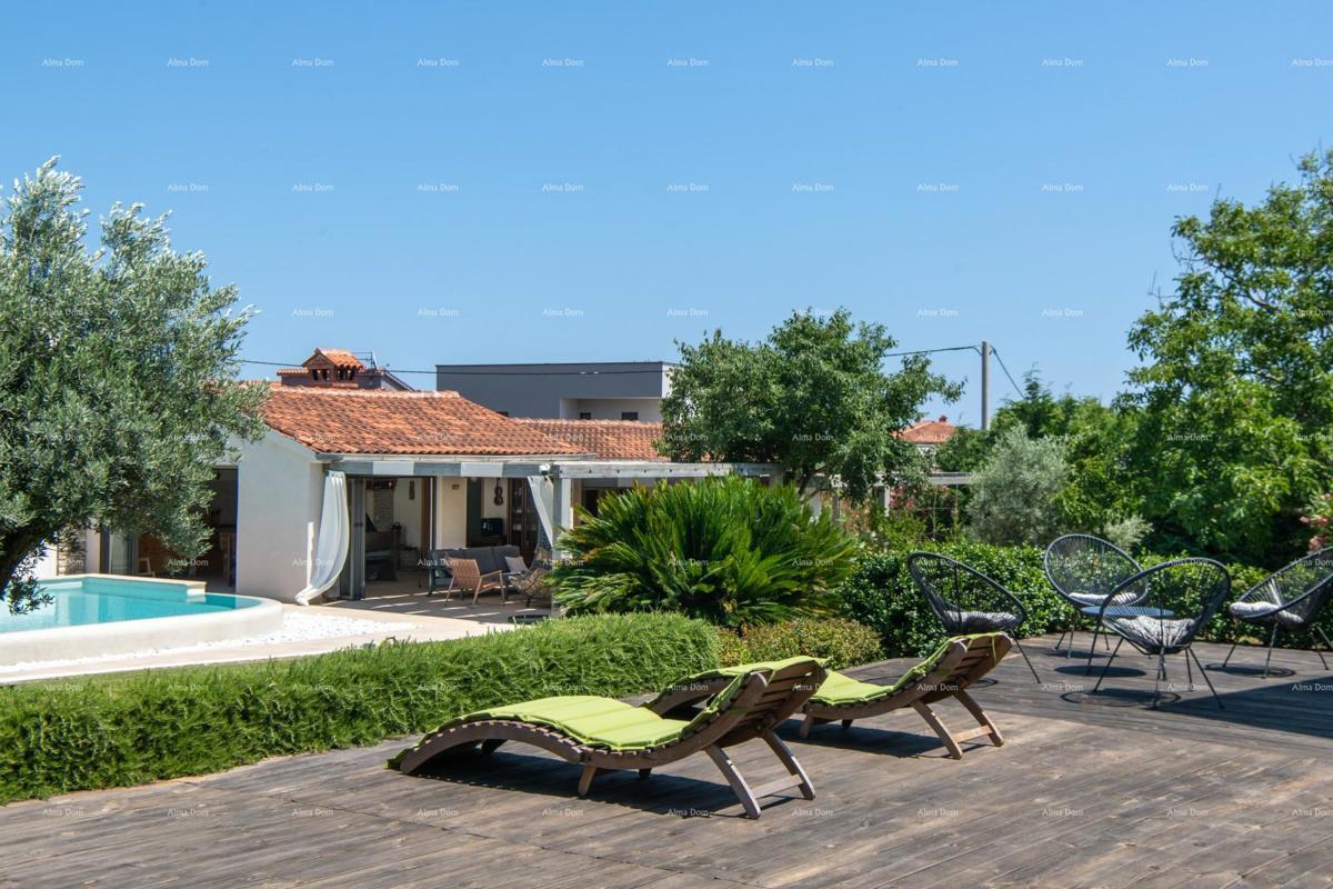 Prodaja - luksuzna vila s bazenom i dodatnim objektom, na prostrani parceli, Ližnjan!