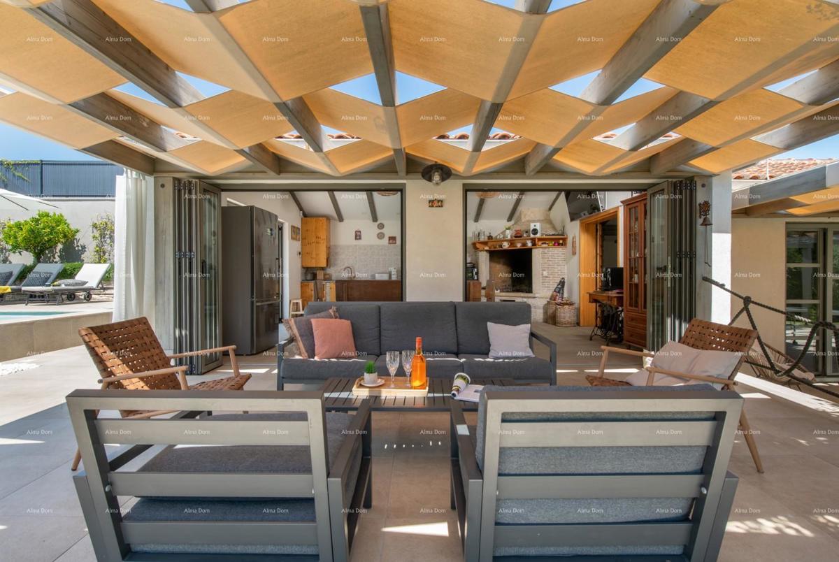 Prodaja - luksuzna vila s bazenom i dodatnim objektom, na prostrani parceli, Ližnjan!