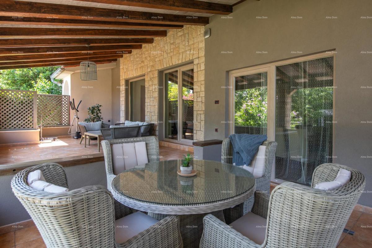 Prodaja - luksuzna vila s bazenom i dodatnim objektom, na prostrani parceli, Ližnjan!