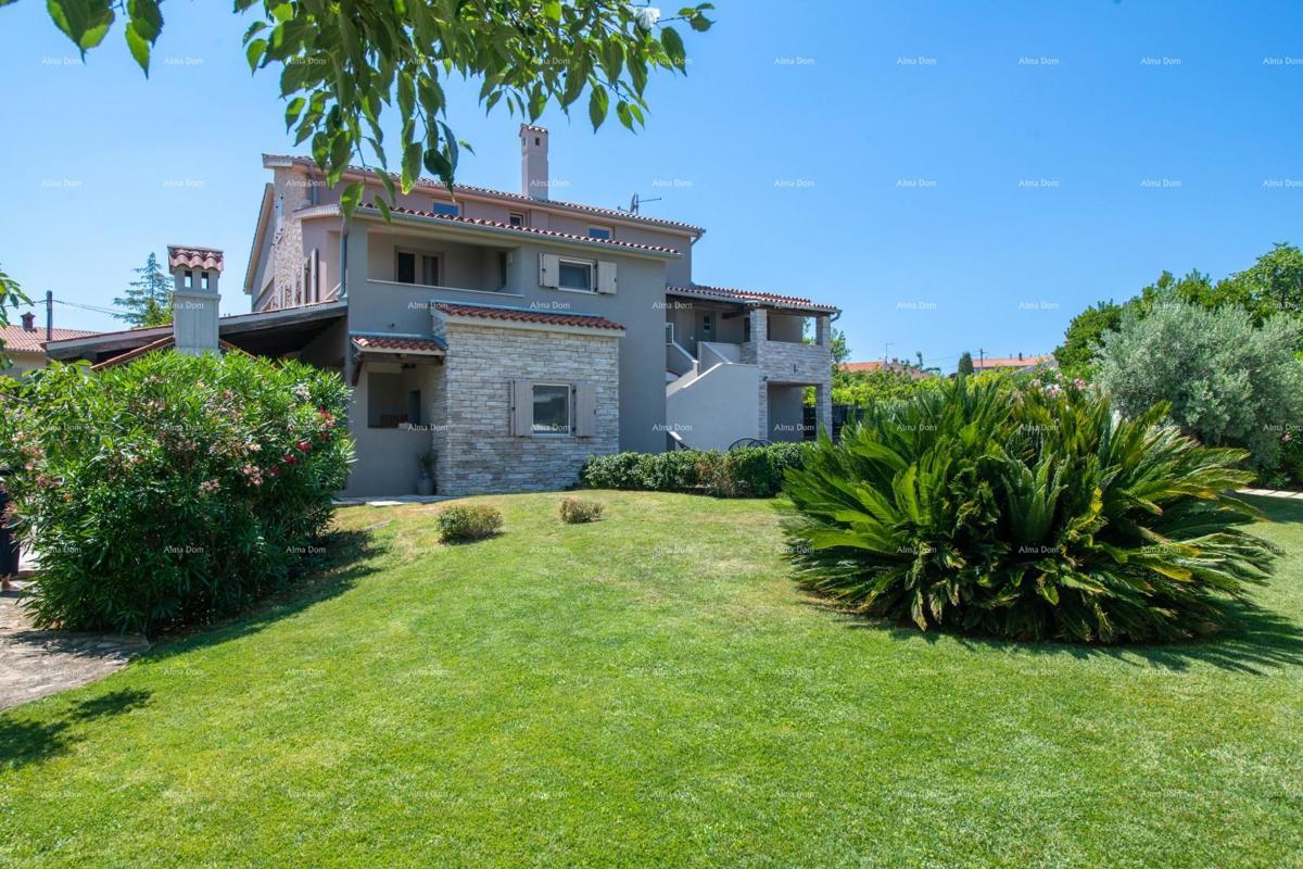 Prodaja - luksuzna vila s bazenom i dodatnim objektom, na prostrani parceli, Ližnjan!